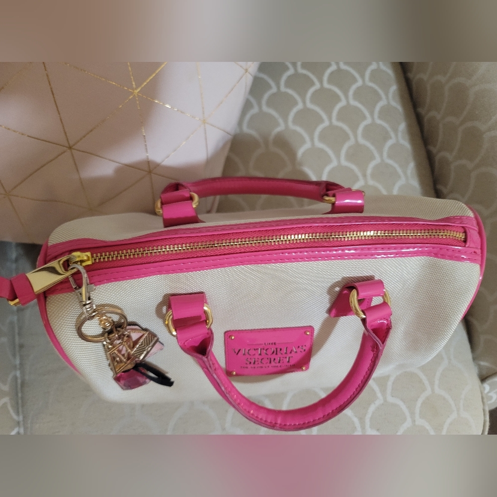 Beautiful Speedy Style Victorias Secret fun pink and smooth canvas style handbag - Picture 3 of 17
